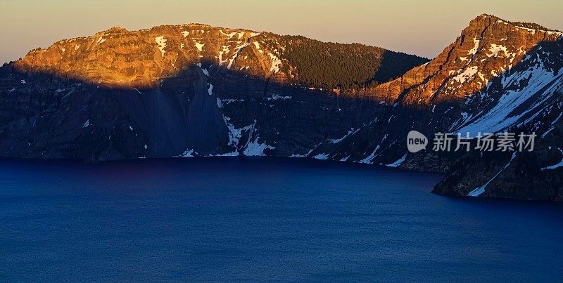 火山口湖红岩