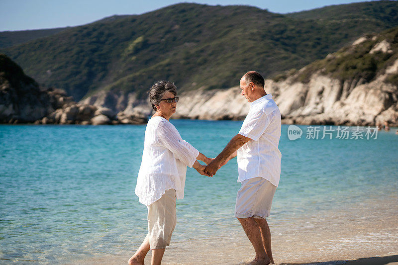 一对老年夫妇在海滩上