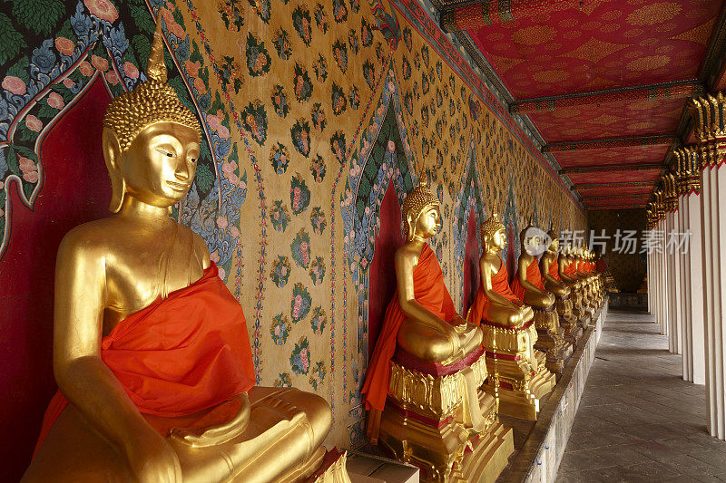 在曼谷的佛寺里，一排闪闪发光的金色佛像