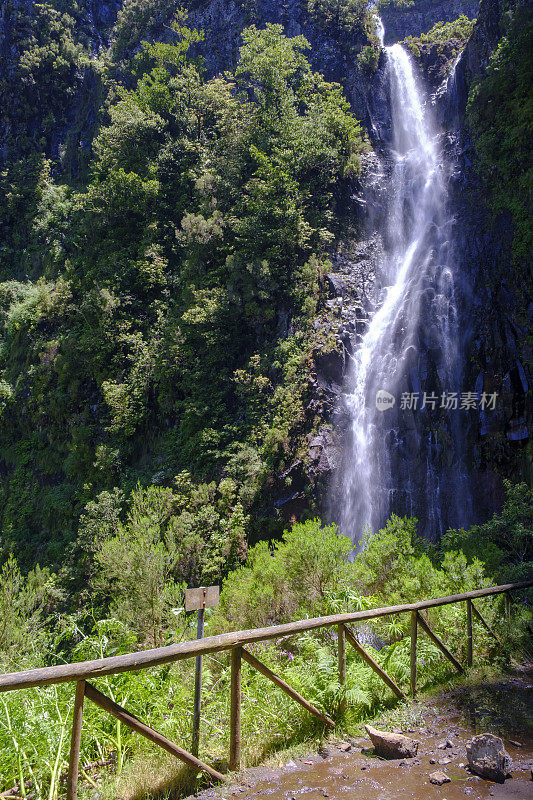 在美丽的夏日里，马德拉岛附近的山区里的里斯科瀑布Rabaçal和勒瓦达做里斯科步道