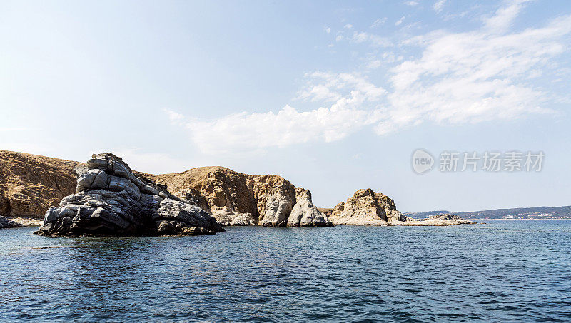 希腊哈尔基迪基乌拉努波利的阿穆里亚尼岛布满岩石的海边