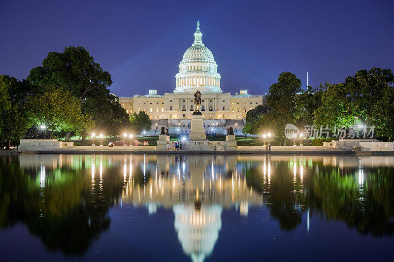 美国华盛顿特区的国会大厦夜景，在池塘中倒影