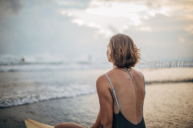 海滩上的冲浪者