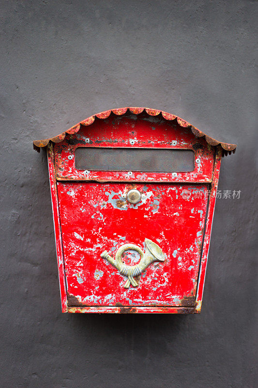 冰岛:灰色墙上的旧红色邮箱，特写，拷贝空间