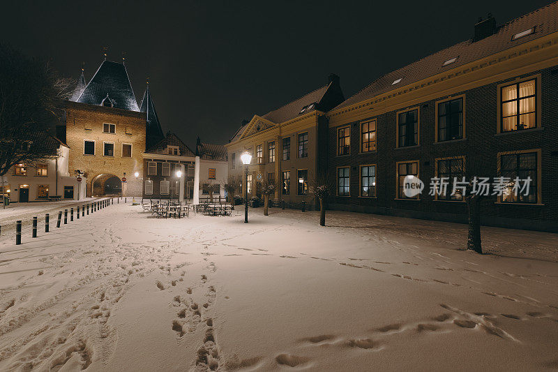 冬季夜晚的街景在汉萨同盟城市坎彭在Overijssel，荷兰