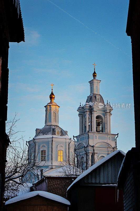 圣母玛利亚教堂的介绍。沃罗涅日，沃罗涅日地区，俄罗斯冬季。老房子的框架