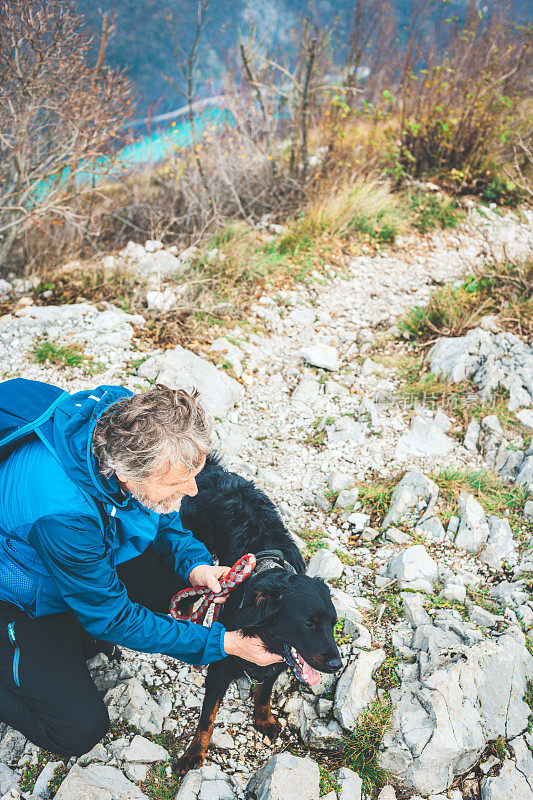 老人和黑狗在意大利南阿尔卑斯山徒步旅行