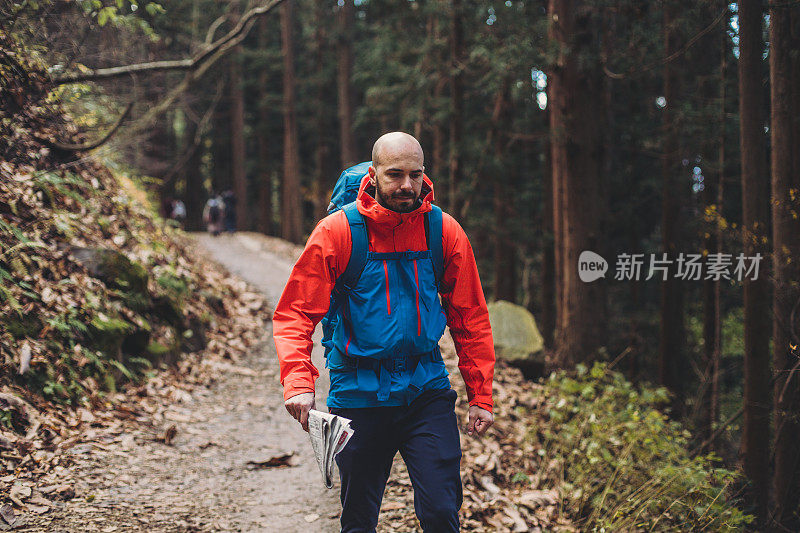 一名男子在日本森林里徒步旅行