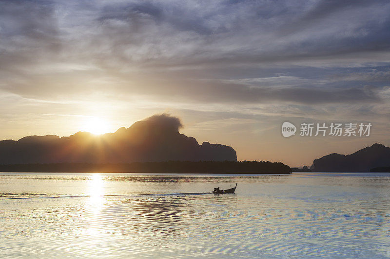 泰国攀雅湾美丽的渔村夕阳与长尾木渔船