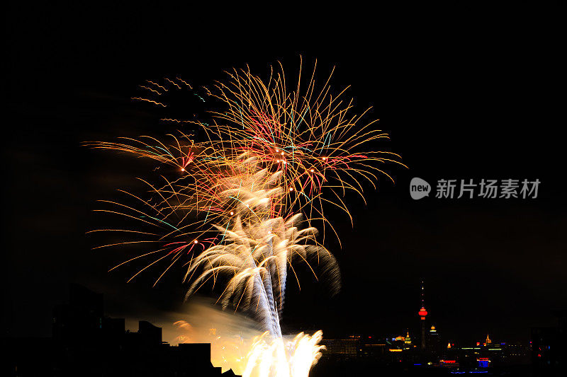 夜空焰火表演，庆祝新年的到来