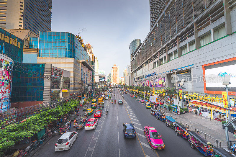 全景城市景观商业区从高空在黄昏(暹罗silom中心曼谷，泰国)