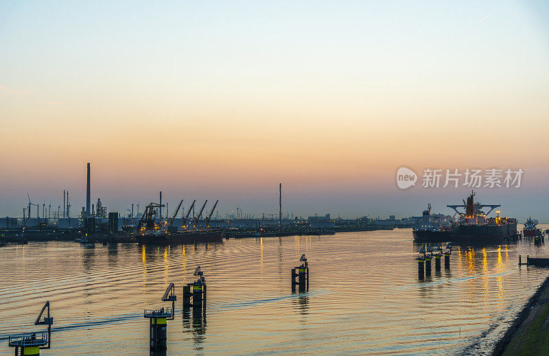 鹿特丹港入口的高角度视图，