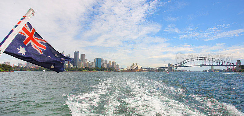 悬挂澳大利亚国旗的悉尼海港大桥