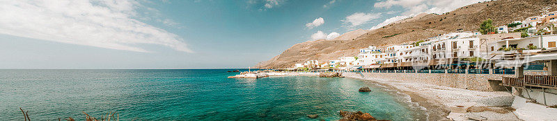希腊克里特岛上一个田园诗般的海滨小镇