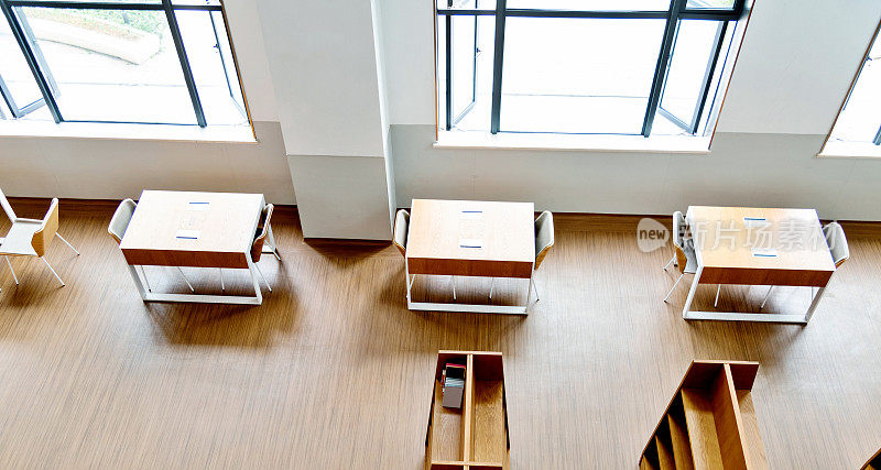 公共图书馆的空木桌和椅子