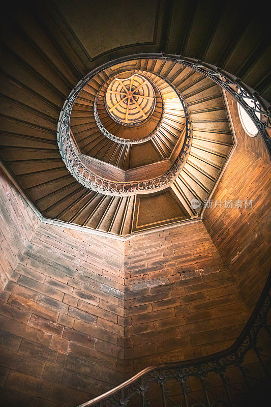 在法国里昂市福维耶圣母院的一个美丽的钟楼里，从下面看到可怕的巨大螺旋楼梯