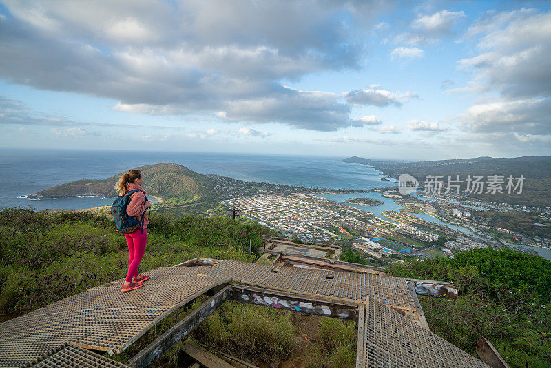 在美国夏威夷瓦胡岛俯瞰大海的山顶上的年轻女子