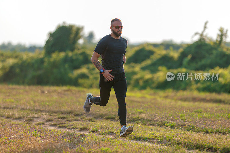 年轻的残疾男子在人行道上慢跑