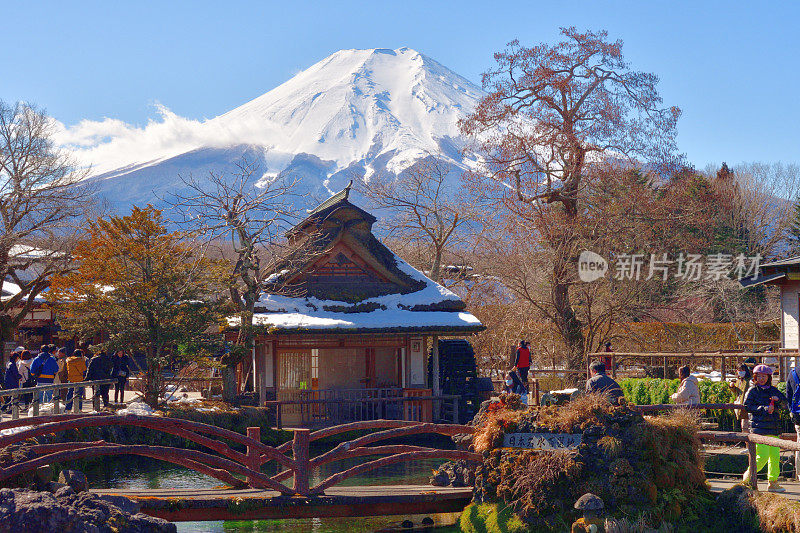 白雪覆盖的富士山，摄于山梨县大野hakkai