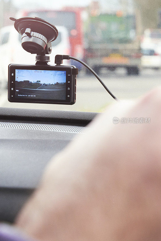 车里的行车记录仪录像