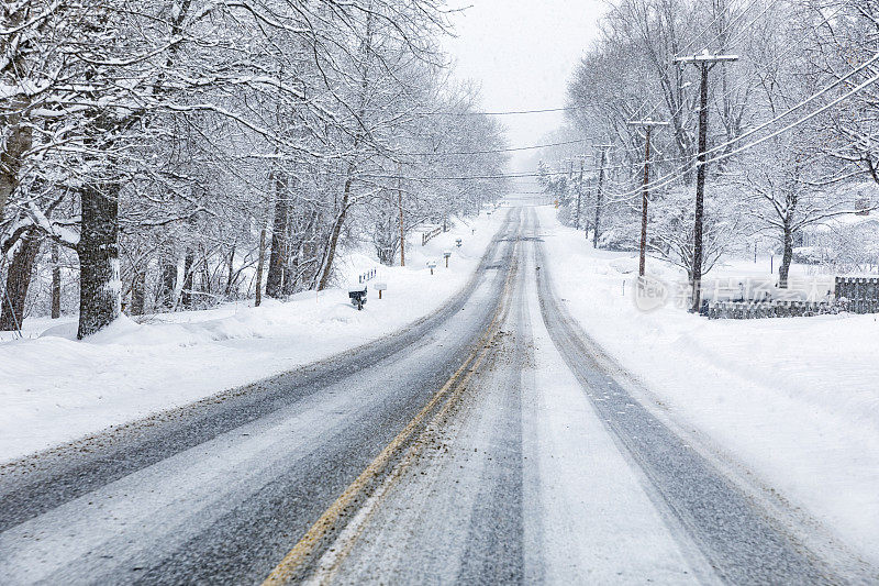 湿滑的乡村公路汽车在冬季暴风雪的观点