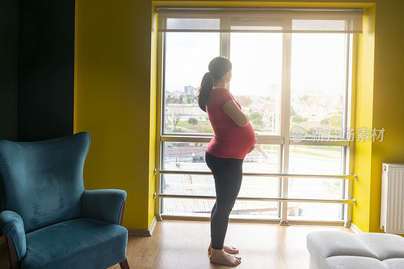 孕妇望着窗外