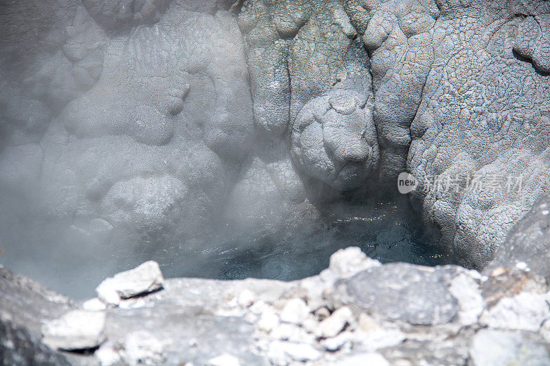 新西兰:裂缝里的沸水