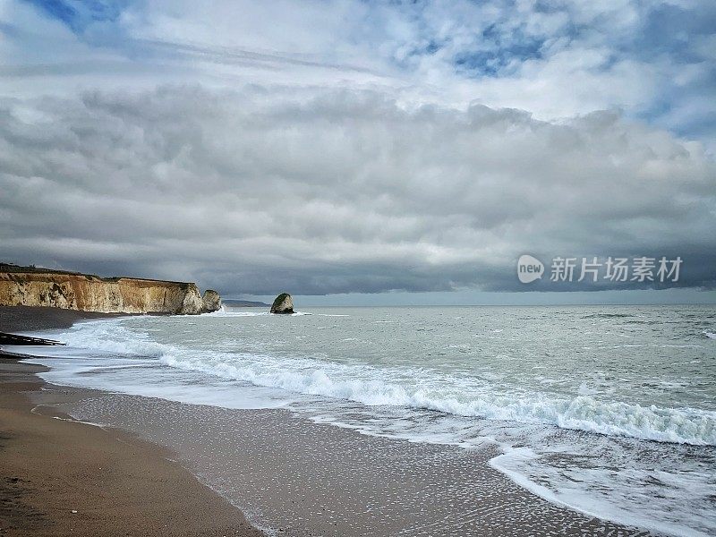 英格兰怀特岛淡水岛戏剧性的天空