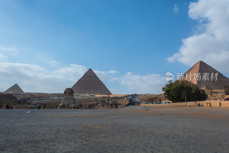 埃及沙漠中金字塔旁边的吉萨狮身人面像