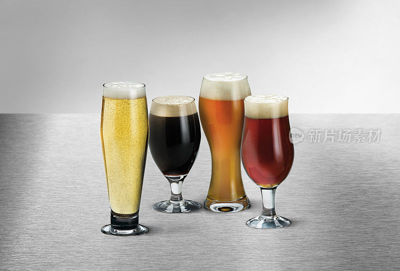 杯装不同类型的啤酒