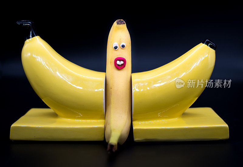 香蕉挡在香蕉挡之间。可笑,愚蠢,拟人化