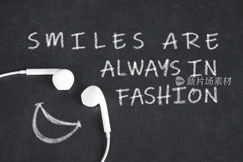 白色耳机和短信构成的微笑微笑永远是时尚。
