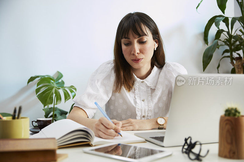 年轻女子在她的家庭办公室里用电脑聊天