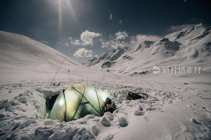 灯火通明的帐篷停在白雪覆盖的穷乡僻壤