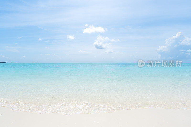 清澈的绿松石海水和蓝天背景