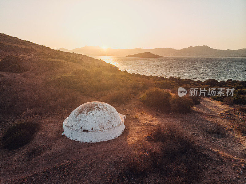 传统的爱琴海水池和美丽的海湾