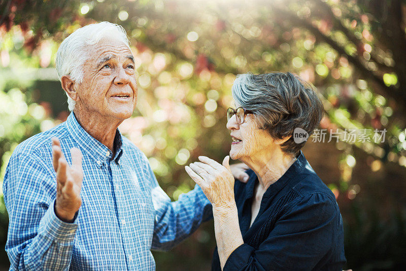 老夫老妻在自家花园里争吵:当她指责他的时候，他翻白眼