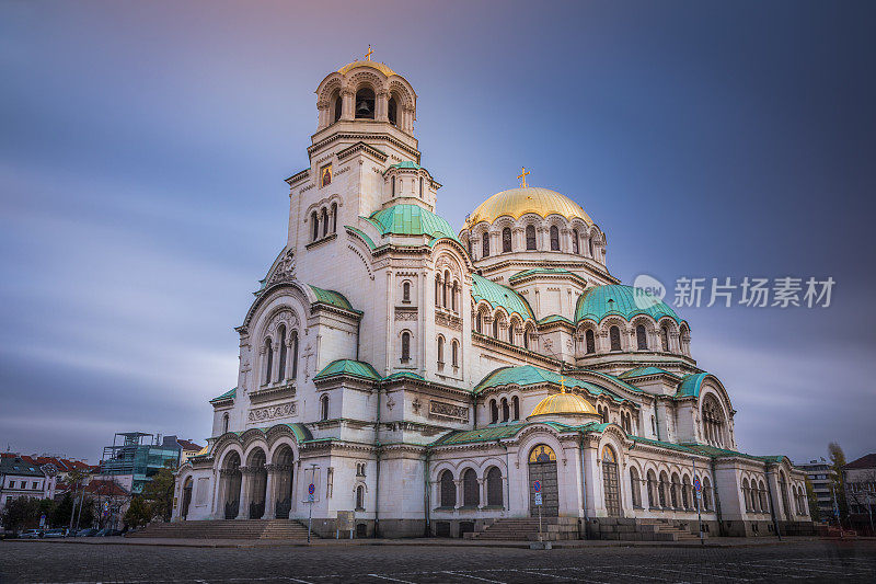日出时的圣亚历山大涅夫斯基大教堂——保加利亚索菲亚