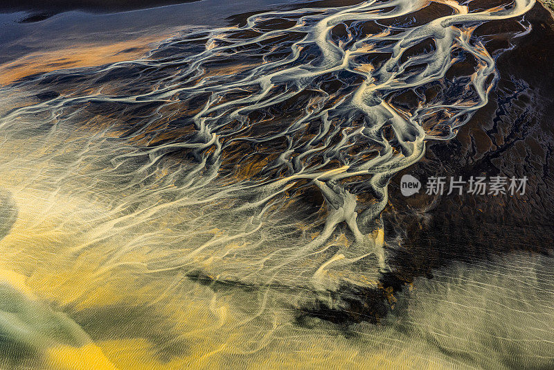 从直升机上拍摄的冰岛梦幻般的风景，流淌着冰川河流