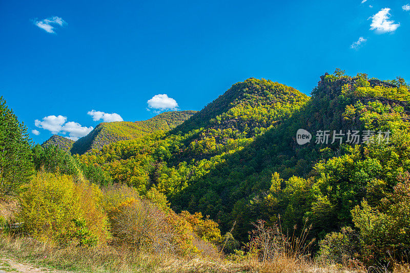 坦斯蒂卡峡谷或托普洛多尔斯卡河。美丽的小瀑布和红色的石头，被森林包围。塞尔维亚