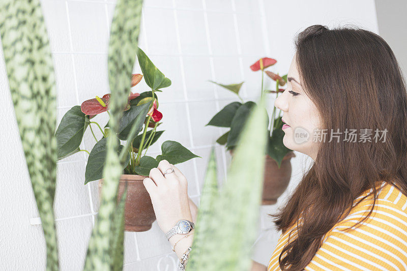 照顾你植物的年轻女子。