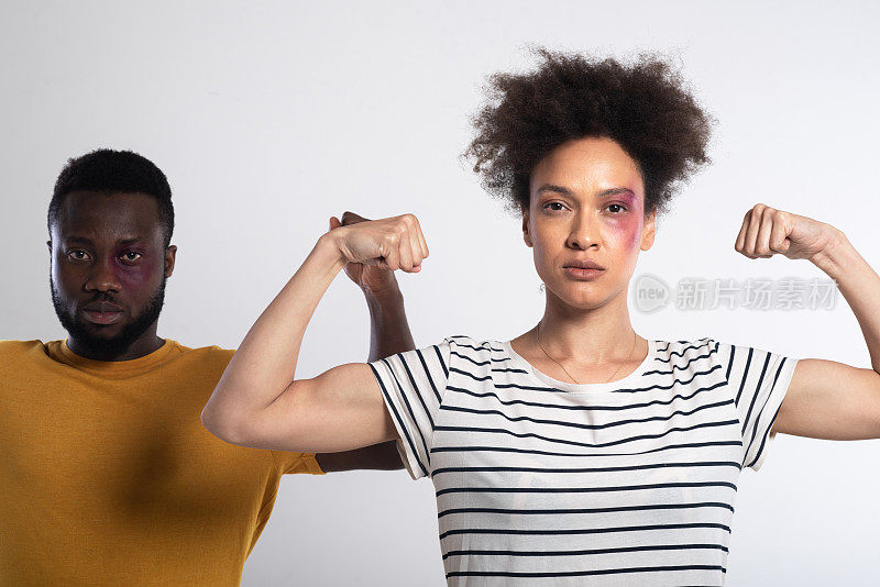 非裔美国青年男女坚决反对暴力的肖像