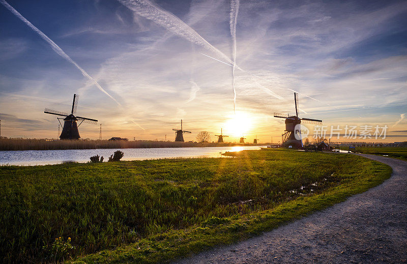 日出时风车Kinderdijk