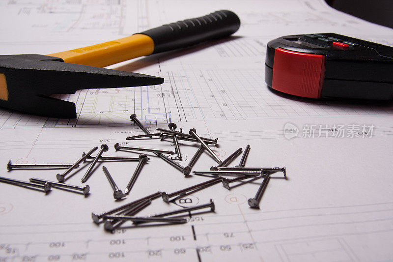 规划图纸上标注了使用仪表、工具和钉子的施工静物