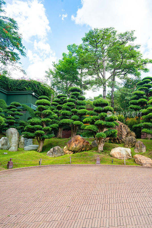 智莲庵是位于香港九龙钻石山的大型佛教寺院建筑群。