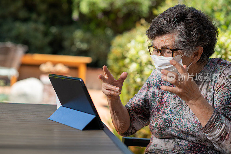 老年妇女使用数字平板电脑和智能技术