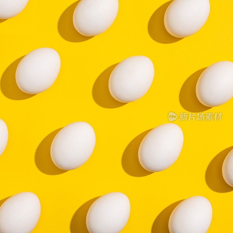 在黄色背景上的一个程式化的鸡蛋集合。