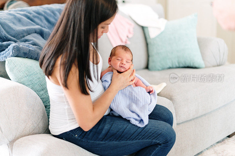 拉丁母亲在家里抱着新生婴儿