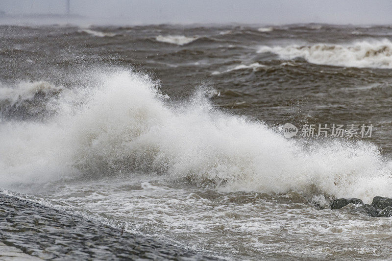 暴风雨中海浪冲击着IJsselmeer的堤坝