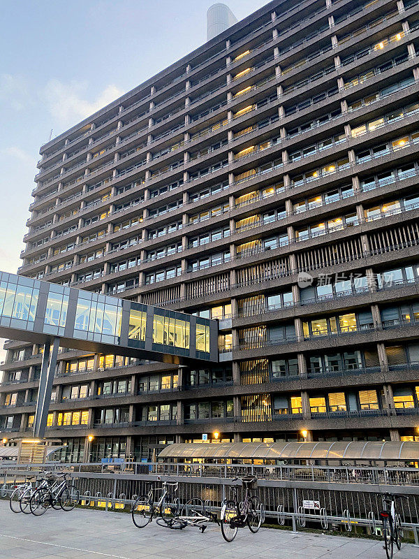 Rigshospitalet，一座摩天大楼的斯堪的纳维亚医院，建筑之间有高架人行道。